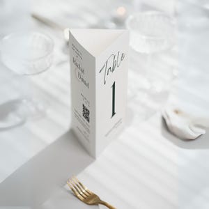 Minimalistische gevouwen tafelnummersjabloon, afdrukbare kaart met tafelnummers bruiloft, gevouwen tafelbord, modern receptietafeldecor - WD104