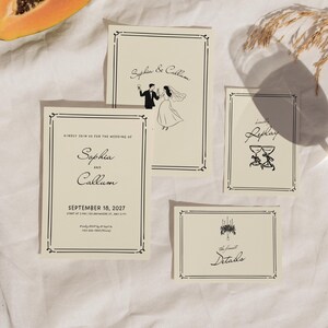 Op de afbeelding: Een verzameling crèmekleurige trouwbriefpapier met zwarte tekst en decoratieve randen. De uitnodigingen bevatten de namen "Sophia & Callum", evenementdetails en illustraties van een stel en champagneglazen.