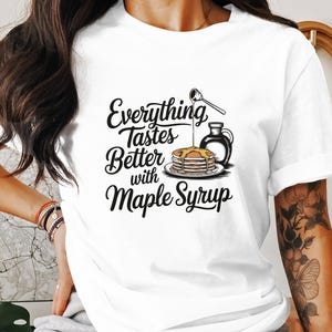 Lustiges Pfannkuchen-T-Shirt, alles schmeckt besser mit Ahornsirup-T-Stück, Frühstücks-Liebhaber-Hemd, Feinschmecker-Grafik-T-Stück, süßes Frühstücks-Oberteil