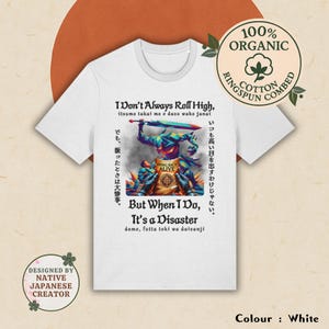 Könnte beinhalten: Weißes T-Shirt mit einem Grafikdruck eines Charakters, der ein Schwert und einen Schild hält. Die Grafik ist bunt und enthält den Text "Being Back Alive". Der Text auf dem T-Shirt lautet "I Don't Always Roll High, itsume takai me o dasu wake janai.  But When I Do, It's a Disaster. demo, futta toki wa daisanji."