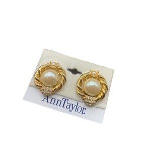 Orecchini a clip Ann Taylor, perle color crema, strass intrecciati in oro, nuovi su cartoncino