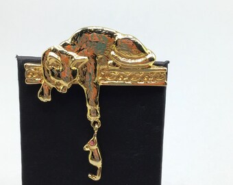 Cat with Dangling Mouse Pin Brooch Shiny Gold Tone 80s Figural Animal Jewelry