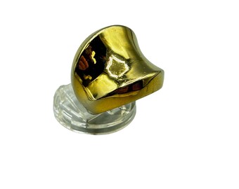 Shiny Gold Tone Ring Size 7.5 Modernist Free Form Abstract Sleek Design Ring