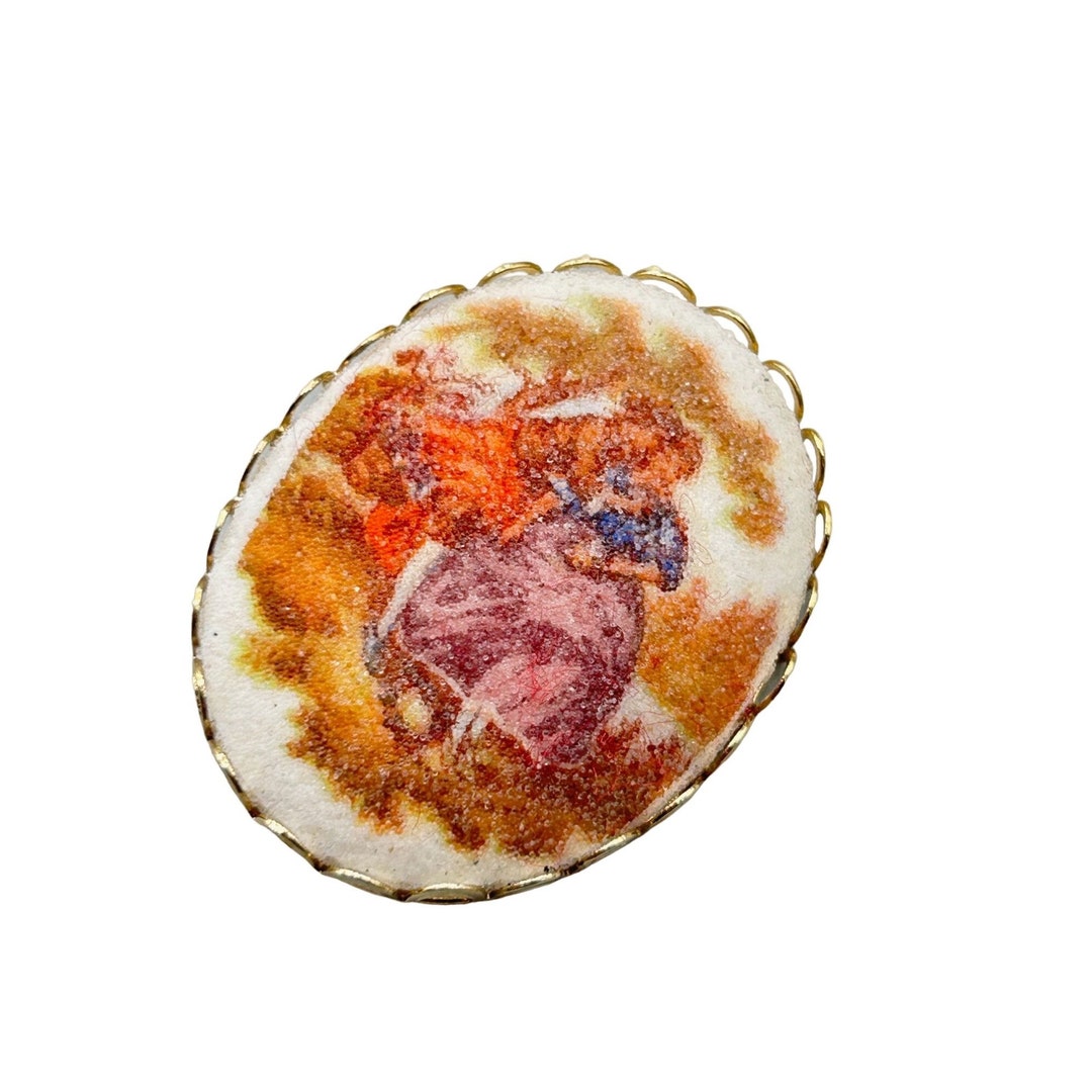 Belle Broche Ovale Ancienne - Bijou Fantaisie Décor Scène De Couple - Probablement Bakélite