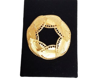 Elegant wreath of leaves pin textured gold tone classic and elegant brooch