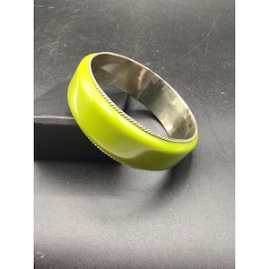 Pulsera de plástico verde guisante con ajuste de metal retorcido joyería vintage de los años 70