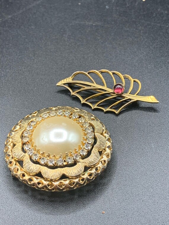 collection of 2  vintage brooches round domed pea… - image 1