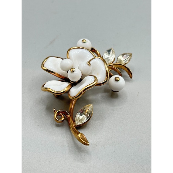 ✨CAMELLIA✨ パール リング✨レトロ品✨ 品質保証書付き✨ Vintage Signed Trifari White Milk Glass Camellia Flower Brooch