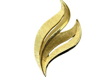 Signed TRIFARI Brushed Textured Gold Tone Leaf Brooch Swirled Simple Sleek Style