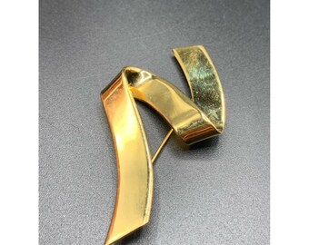 Monet pin brooch gold tone classic iconic timeless ribbon shiny gold excellent condition