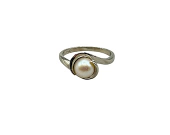 10K White Gold Pearl Ring Size 6 Elegant Design