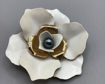 Sarah Coventry Rose Flower Brooch White & Gold Tone Flower Power 70s Jewelry