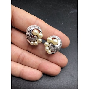 Trifari-Perlen-Ohrringe zum Anklipsen, strukturierter, silberfarbener Vintage-Designer-Schmuck