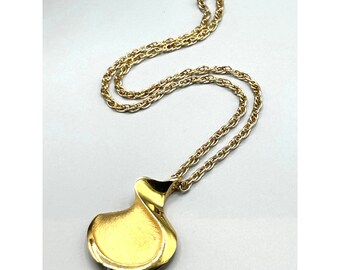 70s Modernist Pendant Necklace Gold Tone Abstract Twisted Pendant and Rope Chain