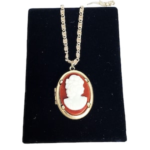 Vintage Celluloid Cameo Locket Necklace Oval Photo Pic Holder Keepsake Pendant