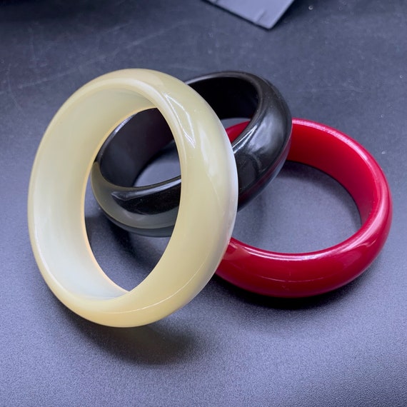 Moonglow lucite plastic red black beige bangle br… - image 3