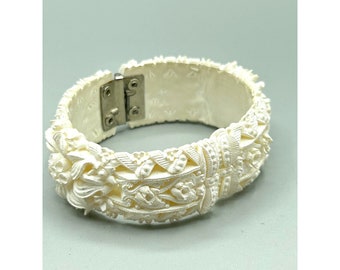 Vintage 50s Celluloid Clamper Bracelet Off White Floral Molded Featherweight