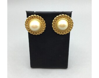 Fashion Classic Pearl Cabochon Earrings Round White and Gold Tone Stud Earrings