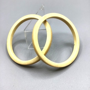Paire de bracelets joncs vintage en plastique couleur crème style pin up entretoises empilables