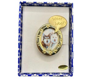 JJ Brooch Woof Woof Dog Photo Frame Brooch Display Picture Holder Pin Gold Tone