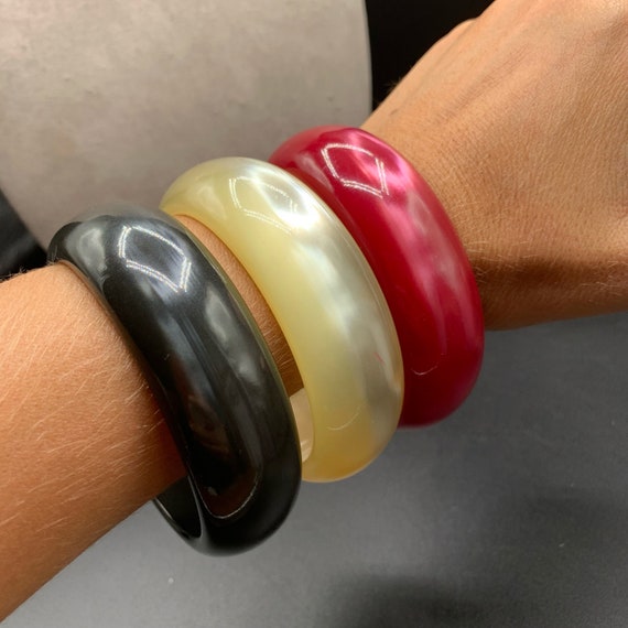 Moonglow lucite plastic red black beige bangle br… - image 6