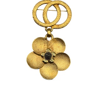 Vtg Judith Jack Daisy Flower Brooch Matte Gold Tone Hammered Design w Marcasite