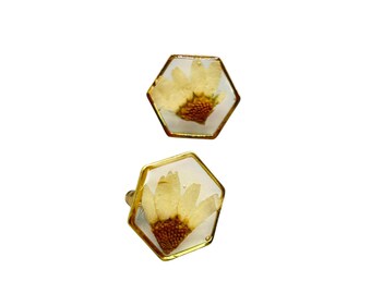 Vintage Handmade Studs Earrings Real Pressed Daisy Flowers Gold Tone Hexagon