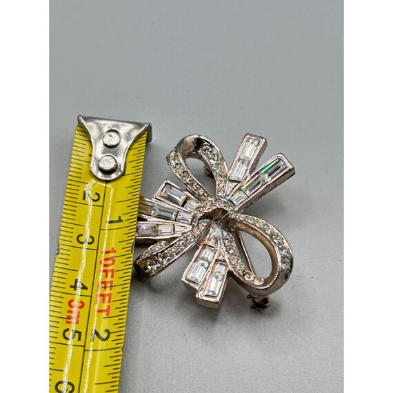 Broche Vintage Dorée – Strass, Forme Ruban Noué Avec Perle Imitation, 6,5 X 4 Cm (parfait état)