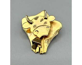 Vintage Trembler Pin Brooch Cow with Bell Gold Tone Dimensional Fun Jewelry