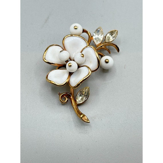 ✨CAMELLIA✨ パール リング✨レトロ品✨ 品質保証書付き✨ Vintage Signed Trifari White Milk Glass Camellia Flower Brooch
