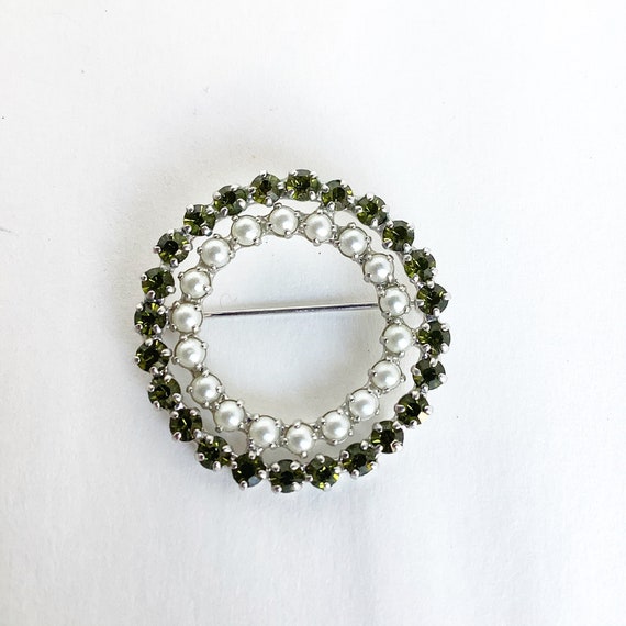 Quality wreath pin with genuine pearls and perido… - image 1