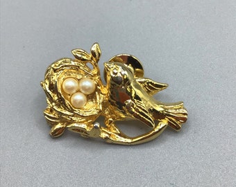Bird on Nest Pearls Eggs Pin Tack Pin Brooch Gold Tone Figural Mother Bird Pin