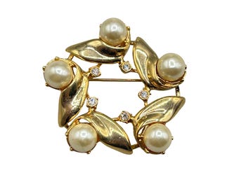 Vintage Gold Tone Wreath Pin Brooch With Pearls And Rhinestones