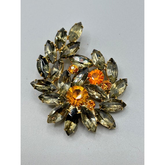 Ancienne broche, forme soleil, décor strass, en métal doré, Carven