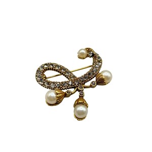 Vintage Classic Smokey Rhinestones Brooch Swirl w Faux Pearls Antiqued Gold Tone