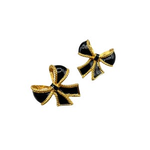 Orecchini a bottone vintage KJL For Avon con fiocchi in smalto nero color oro, design classico ed elegante