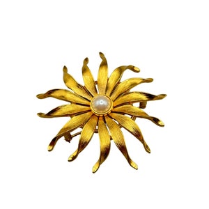 Brushed Gold Tone Flower with Center Pearl Pin Brooch Vintage Costume Jewelry