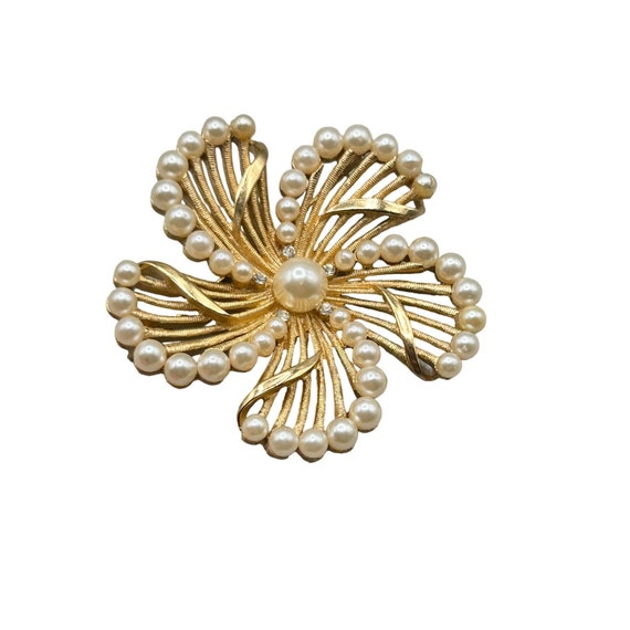 Vintage Signed Trifari Textured Gold Tone Flower … - image 1