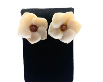 Vintage Seashell Earrings Clip On Matte White Retro 1940s Natural Elements