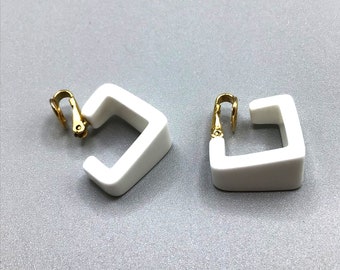 Vintage Trifari Signed Clip On White Plastic Earrings Fashion Geometric Hoops