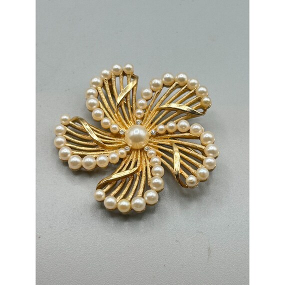 Vintage Signed Trifari Textured Gold Tone Flower … - image 3