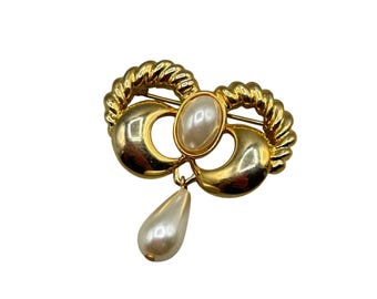 Vintage Pearl Brooch With Teardrop pearl Dangle Gold Tone Metal Classic Jewelry
