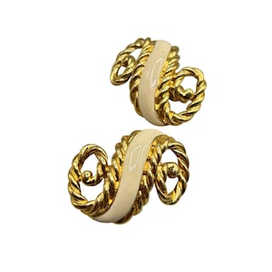 Brincos de pressão TRIFARI TM anos 90 vintage com redemoinhos de esmalte dourado e creme
