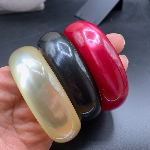 Moonglow lucite plastic red black beige bangle br… - image 4