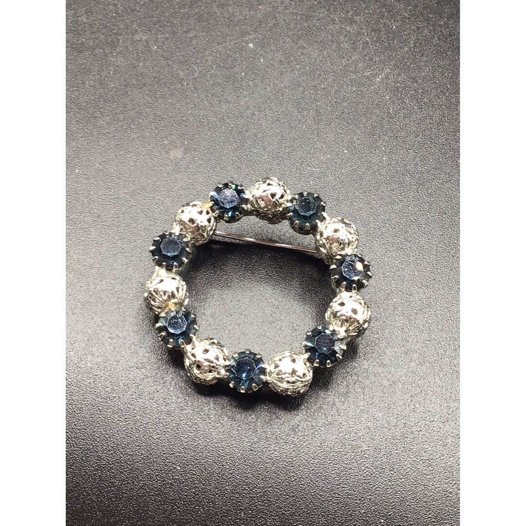 Broche barre métallique en strass moderniste signée Nina