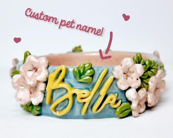 Gepersonaliseerde keramische voerbak: handgemaakte kersenbloesembloem katten- of hondenschotel - pastelkleur