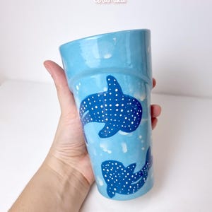 Ręcznie robiony ceramiczny kubek z rekinem wielorybim: kubek z motywem marynistycznym i oceanicznym