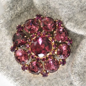 Purple Brooch Pin STUNNING Rhinestones Label Hat Scarf Denim Jacket Pin 30 Stones