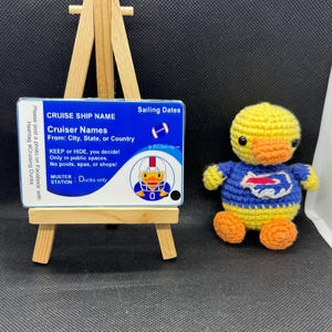 Cruising Ducks -Personalisierter Anhänger Fußball Buffalo Bills NFL-Teams -Karneval, Royal Karibik, Disney -Lieferung an Sie -Keep or Hide Duck Game