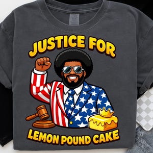 以下が含まれることがあります： 白い文字で「Welcome to our home」と書かれた素朴な木製の看板。 荒れた仕上がりとシンプルで魅力的なデザインで、玄関の装飾に最適です。